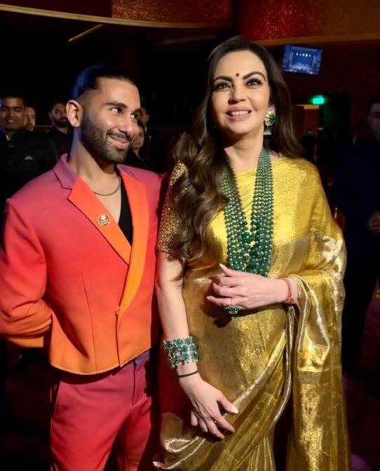 इन तस्वीरों में ओरी नीता अंबानी के साथ अजीबो-गरीब पोज देते हुए नजर आ रहे हैं.