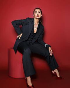 Malaika arora: મલાઈકા અરોરાએ બ્લેક શૂટમાં કરાવ્યું ગ્લેમરસ ફોટોશૂટ, જુઓ તસવીરો