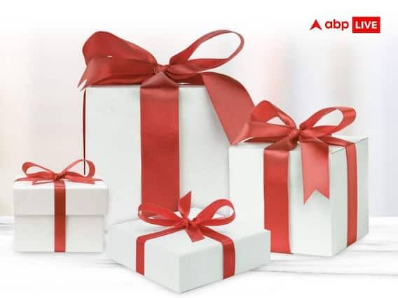 સફેદ રંગની વસ્તુઓઃ કરવા ચોથ એ વૈવાહિક આનંદનો તહેવાર છે અને હિન્દુ ધર્મમાં પરણિત મહિલાઓ માટે સફેદ રંગ અશુભ માનવામાં આવે છે. તેથી ભૂલથી પણ કરવા ચોથના દિવસે તમારી પત્નીને સફેદ રંગના કપડા કે કોઈ સફેદ રંગની વસ્તુ ગિફ્ટ ન કરો.