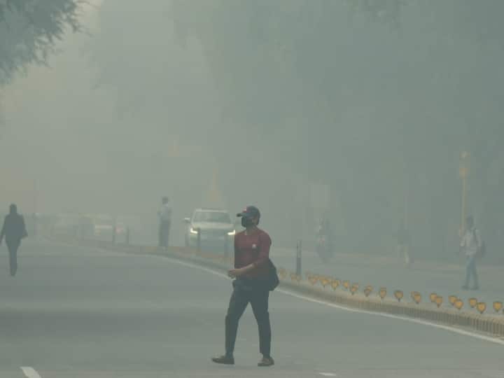 UP Air Pollution AQI in Ghaziabad Noida Meerut in very poor category UP Air Pollution: नोएडा-गाजियाबाद में प्रदूषण से हाल बेहाल, सांस लेना हुआ खतरनाक, 380 के पार पहुंचा AQI, जानें- अन्य जिलों का हाल