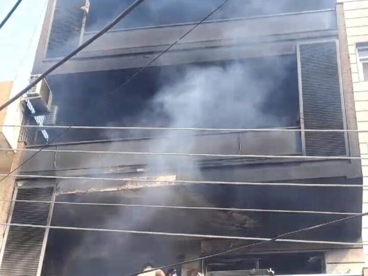 Gurugram Fire Breaks in a house in sector 7 fire brigade save woman Life ANN Gurugram Fire Breaks: गुरुग्राम में मकान में अचानक लगी आग, घर के अंदर फंसी महिला की ऐसे बची जान