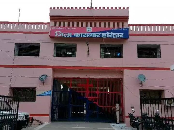 Karwa Chauth 2023: Karwa Chauth celebrated in Haridwar jail ANN Karwa Chauth 2023: हरिद्वार की जेल में मनाया गया करवा चौथ, पतियों से मिलने जेल पहुंची सुहागिने