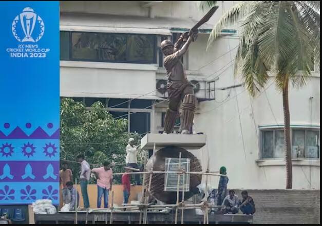 દિગ્ગજ તેંડુલકર તેમની પ્રતિમાના અનાવરણ સમયે હાજર રહ્યા હતા. ભારતીય ક્રિકેટના ઈતિહાસમાં મુંબઈનું વાનખેડે સ્ટેડિયમ ઘણું ઐતિહાસિક રહ્યું છે.