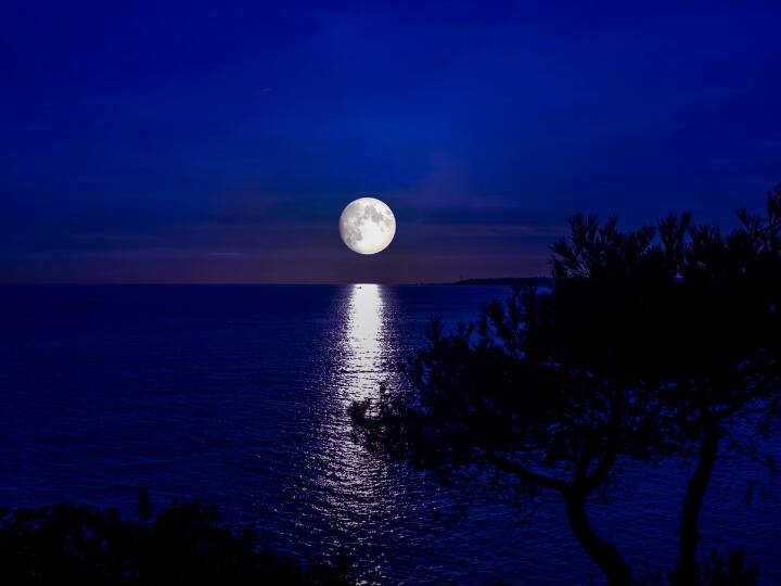 करवा चौथ के दिन महिलाएं बिना चांद देखे अपना व्रत नहीं तोड़तीं. इसलिए भारत में इस दिन मून टाइमिंग यानी चांद कब दिखेगा इसका बेसब्री से इंतजार रहता है.