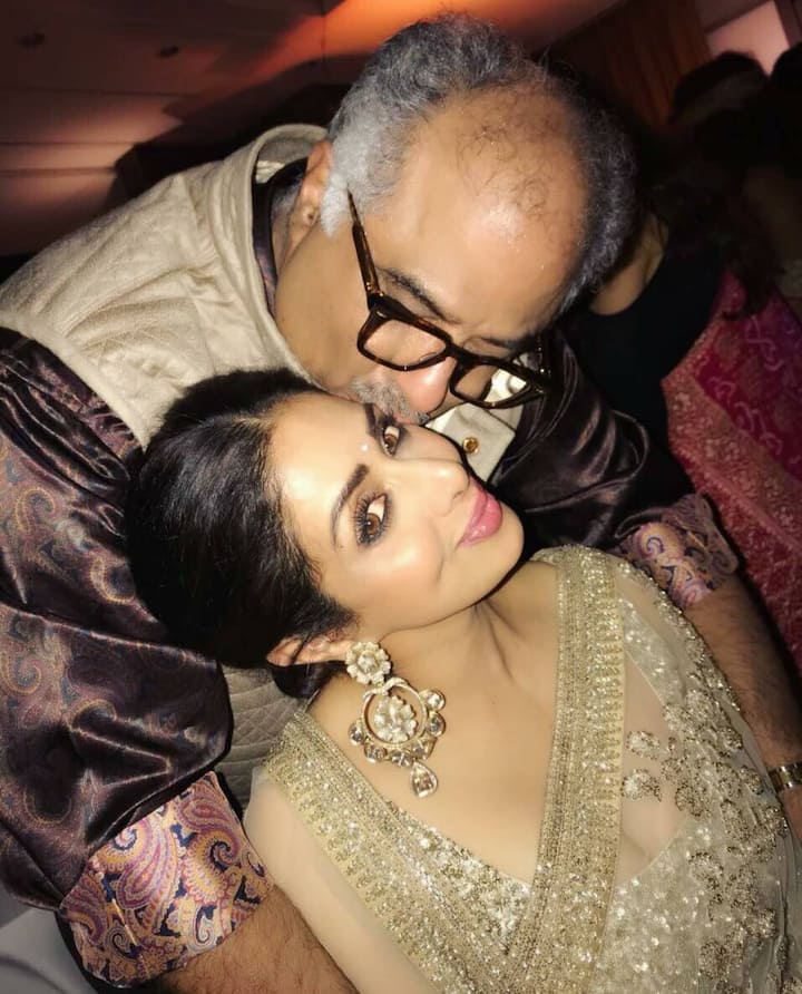 फिर श्रीदेवी ने जमीन से कई किलोमीटर ऊपर हवा में चांद देखा और अपना करवाचौथ का व्रत खोला. बता दें कि अब श्रीदेवी हमारे बीच नहीं है. लेकिन बोनी कपूर अक्सर उनकी तस्वीरें सोशल मीडिया पर शेयर करते रहते हैं.