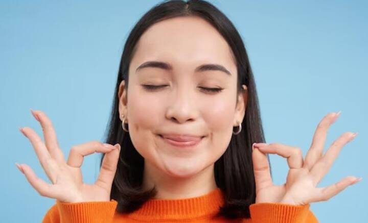 ডাবল চিন বলতে, থুতনির ঠিক নীচের অংশের ত্বক যখন আরও একটি স্তর গঠন করে, সেই অবস্থাকে বোঝায়। ছবি তোলা থেকে প্রিয় মানুষের সামনে উপস্থিত হতে গেলে মনের মধ্যে অসন্তোষ কাজ করে।