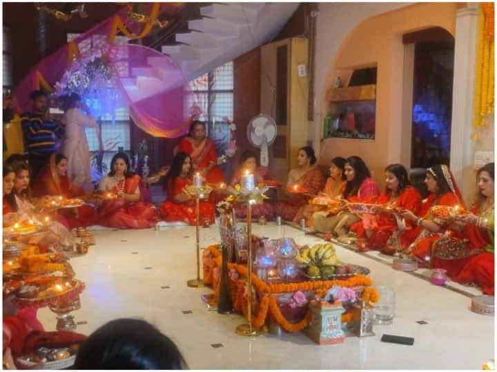 Karva Chauth 2023: उत्तर प्रदेश के वाराणसी शहर में विवाहित महिलाओं ने पति की लंबी उम्र के लिए करवा चौथ का त्योहार मनाया. चांद देखने से पहले महिलाओं ने करवा चौथ की विशेष पूजा अर्चना भी की.