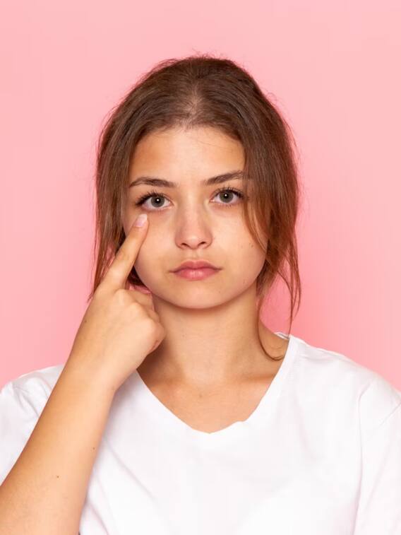 डार्क सर्कल से छुटकारा पाने के लिए लगाएं ये घरेलु चीजें