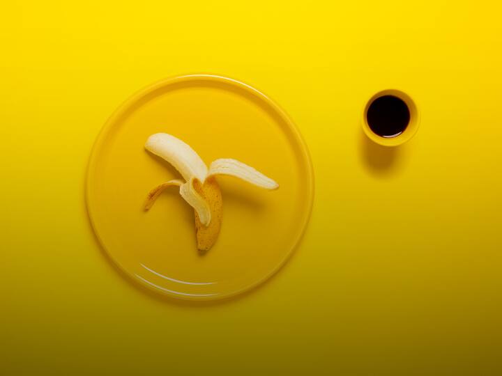 यही प्रवृत्ति केले के साथ भी होती है, जिसके कारण केला बाद में ऊपर की ओर बढ़ना शुरू कर देता है. इसलिए केले का आकार टेढ़ा हो जाता है. सूरजमुखी में भी निगेटिव जियोट्रोपिज्म की प्रवृत्ति होती है.