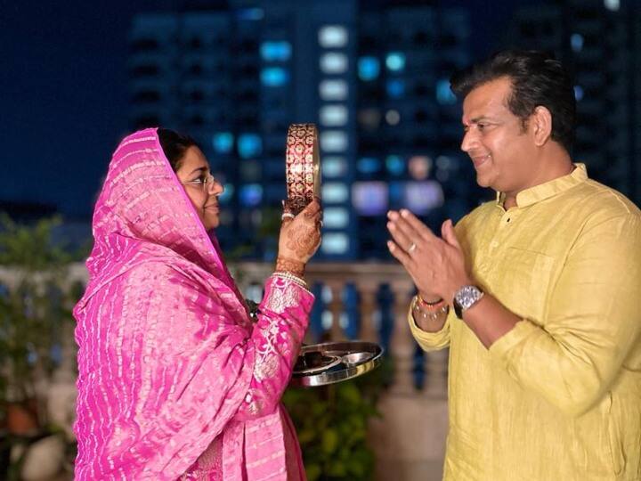 गोरखपुर के सांसद रवि किशन ने पत्नी प्रीति शुक्ला के साथ करवा चौथ मनाया. इस अवसर पर उनका पूरा परिवार साथ में था. सांसद रवि किशन इस दिन कहीं भी रहें, यह त्यौहार जरूर मनाते हैं.