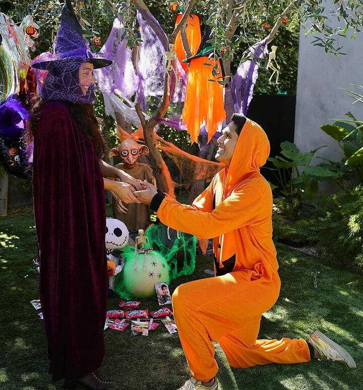 सिद्धार्थ ने बीते दिन हैलोवीन की शाम गर्लफ्रेंड जैस्मीन को घूटनों पर बैठकर प्रपोज कर उन्हें अंगूठी पहनाई.