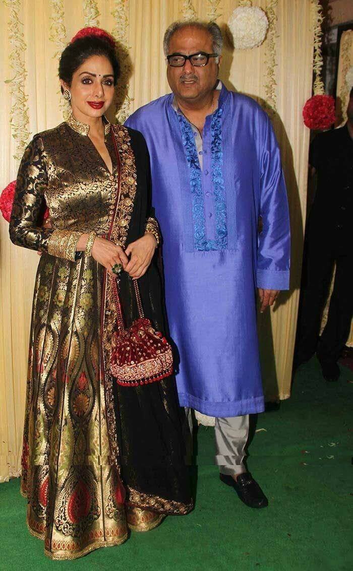 ऐसे में श्रीदेवी के दिमाग में आया कि वो पायलट से बात करें कि वो उन्हें चांद दिखा दे. इसलिए श्रीदेवी सीधे पायलट के पास पहुंची और उनसे कहा कि उन्होंने करवाचौथ का व्रत रखा है औऱ इस अंधेरे में वो चांद नहीं देख पा रही हैं.