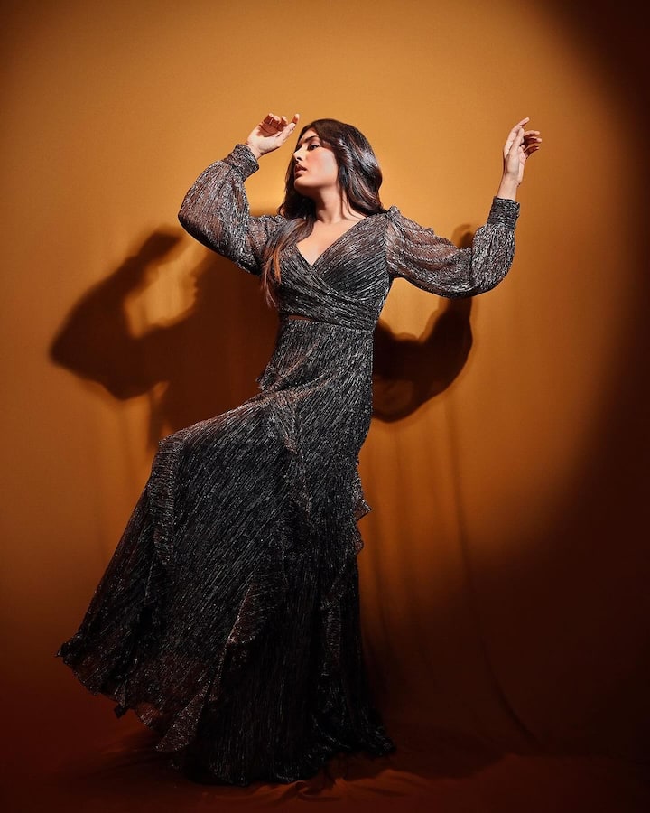 ઈશા રબ્બાનો નવો લૂક ખૂબ જ શાનદાર છે. એક્ટ્રેસ કેમેરાની સામે પોઝ આપી રહી છે.