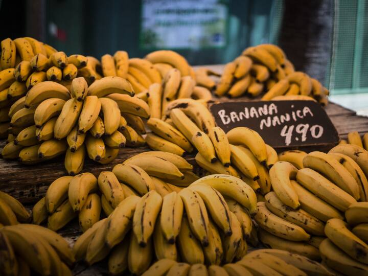 कार्बाइड से पकाए गए केलों में पहला फर्क यह होता है वह सामान रूप से नहीं पके होते हैं, कही पर अधिक तो कहीं कच्चे या कम पके होते है. जबकि प्राकृतिक रूप से पके केले सामान रूप से पके होते हैं.