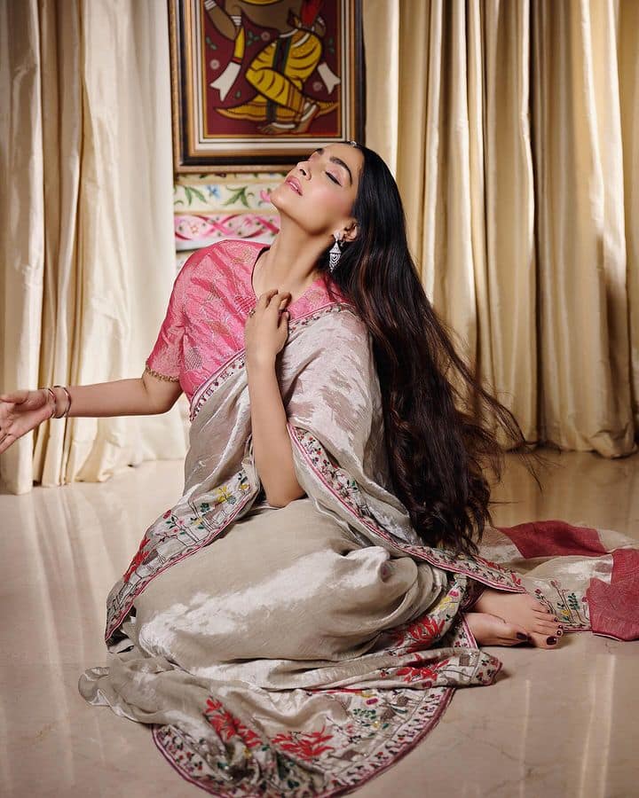 यात सोनमने साडी नेसली आहे, सुंदर दागिने परिधान करून तिने हा लूक पूर्ण केला आहे.