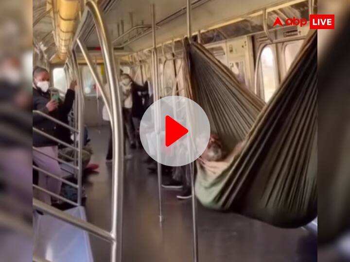 Weird News Hindi Man Made Hanging Swing In Metro Watch Viral Video लंबा सफर काटने के लिए शख्स ने मेट्रो में बना डाला 'हैंगिंग झूला', इंटरनेट पर वायरल हुआ VIDEO