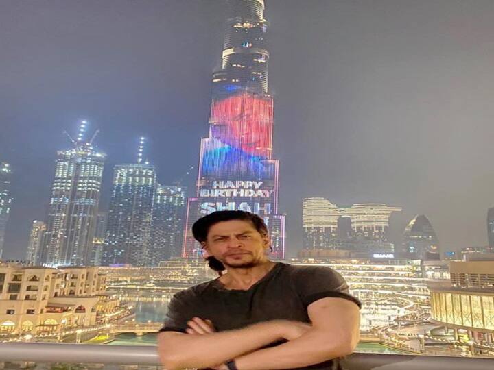शाहरुख खान के पास लंदन में एक शानदार घर है जिसकी कीमत 172 करोड़ रुपये है. परिवार के साथ छुट्टियां मनाने के लिए शाहरुख खान अलीबाग जाते हैं. वहां भी उनका एक घर है जिसकी कीमत 15 करोड़ के आसपास है.