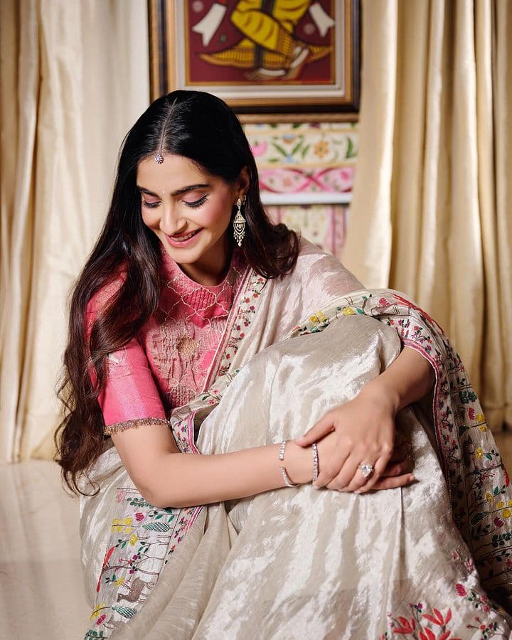 आता लवकरच ती ब्लाइंड या चित्रपटामधून प्रेक्षकांच्या भेटीस येणार आहे.