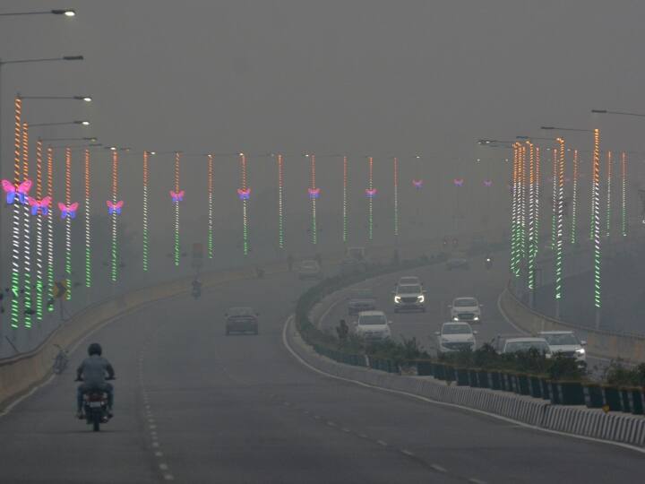 Air quality becomes serious in Delhi-NCR AQI crosses 400 in many areas detail marathi news Delhi Pollution: दिल्लीमध्ये हवेची गुणवत्ता खालावली, अनेक भागात AQI 400 पार; दोन दिवस शाळाही बंद राहणार