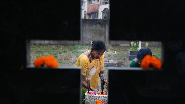 Religion:আজ 'অল সোলস ডে'। খ্রিস্টানদের মতে, যাঁরা পার্থিব জগতের মায়া কাটিয়ে চলে গিয়েছেন, সেই সকল আত্মার জন্য প্রার্থনার দিন আজ।