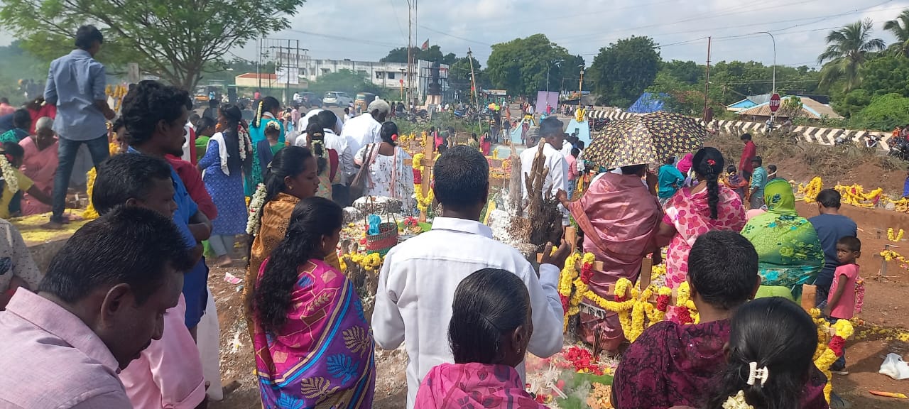 தஞ்சை மாவட்டத்தில் முன்னோர்களை நினைவு கூர்ந்து நடந்த கல்லறைத் திருநாள்