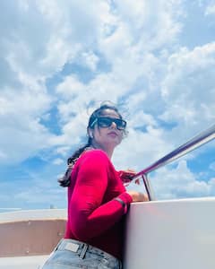 టైట్ జీన్స్ అండ్ పింక్ టీషర్ట్ లో మతిపోగొడుతున్న మోనాల్!