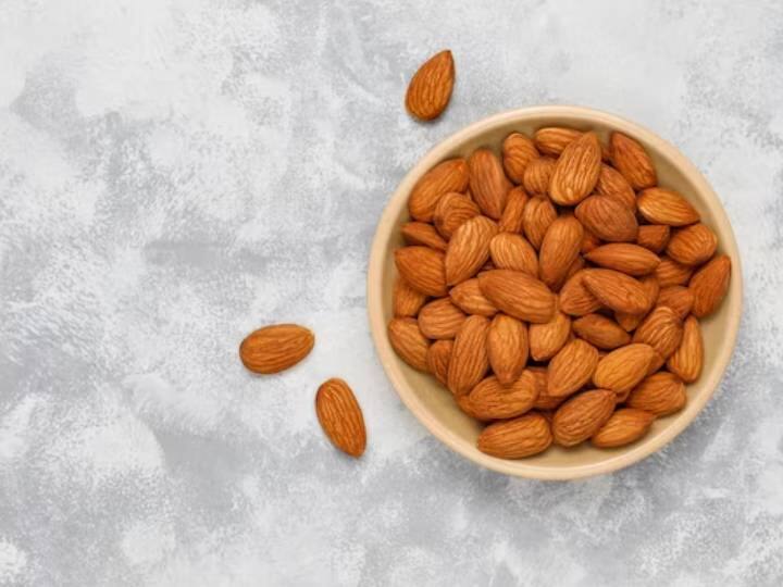 नकली बादाम खाने से आपके शरीर को पोषण तो नहीं मिलता बल्कि दूसरी तरह की बीमारियों का खतरा काफी ज्यादा बढ़ जाता है. ज्यादा मिलावटी चीजें खाने से कई सारी बीमारियों का खतरा बढ़ जाता है.