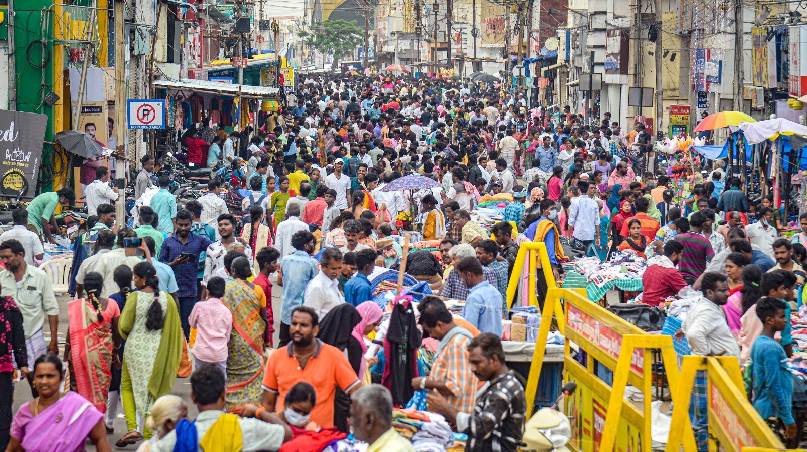 தஞ்சாவூரில் சூடுப்பிடிக்க ஆரம்பித்துள்ள தீபாவளி துணிகள் விற்பனை... இளைஞர்கள் மனசுல என்ன டிரெஸ் இருக்கு?