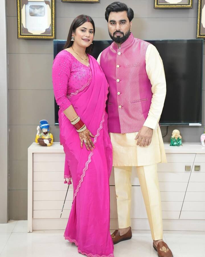 करवाचौथ पर अरमान की दूसरी पत्नी कृतिका ने पिंक साड़ी पहनी थी. जिसके साथ उन्होंने मैचिंग चूड़ियां और गले में मंगलसूत्र कैरी किया था.