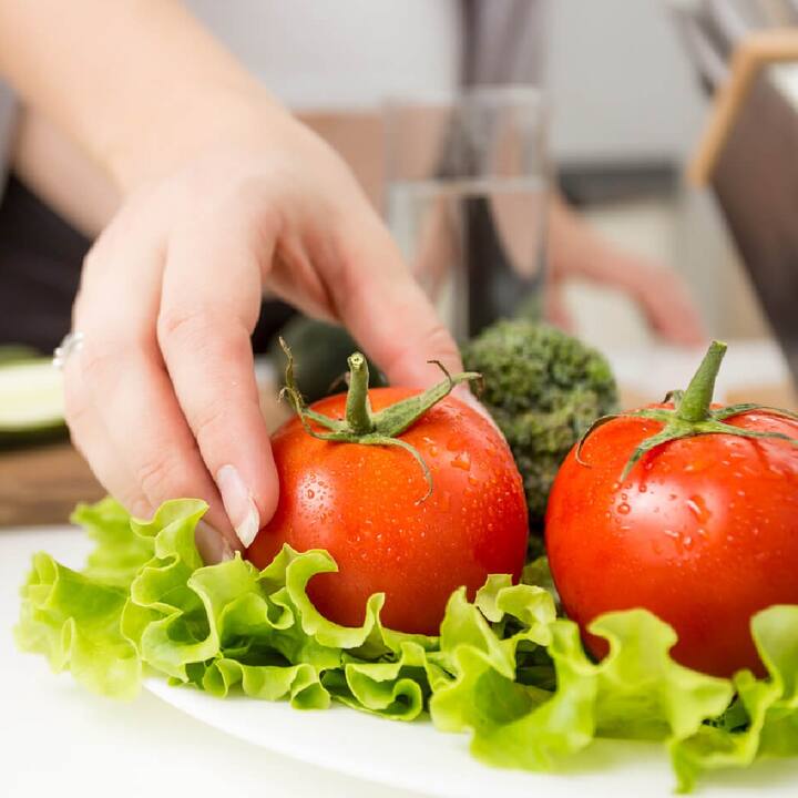 ਕਈ ਵਿਗਿਆਨਕ ਖੋਜਾਂ ਵਿੱਚ ਇਹ ਸਾਬਤ ਹੋ ਚੁੱਕਾ ਹੈ ਕਿ ਫਲ, ਸਬਜ਼ੀਆਂ, ਸੁੱਕੇ ਮੇਵੇ, ਮਸਾਲੇ ਅਤੇ ਦੁੱਧ-ਦਹੀਂ ਆਦਿ ਸਰੀਰ ਲਈ ਜ਼ਰੂਰੀ ਤੱਤਾਂ ਜਿਵੇਂ ਵਿਟਾਮਿਨ, ਖਣਿਜ ਅਤੇ ਕਾਰਬੋਹਾਈਡਰੇਟ ਦੇ ਭੰਡਾਰ ਹਨ। ਕੁਦਰਤੀ ਭੋਜਨ ਸਰੀਰ ਨੂੰ ਸਿਹਤਮੰਦ ਬਣਾਉਂਦੇ ਹਨ।