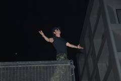 Shah Rukh Khan: উপচে পড়া ভিড়, আলোর রোশনাই! ভক্তদের মন রাখতে মধ্যরাতেই মন্নতের বারান্দায় হাজির শাহরুখ খান