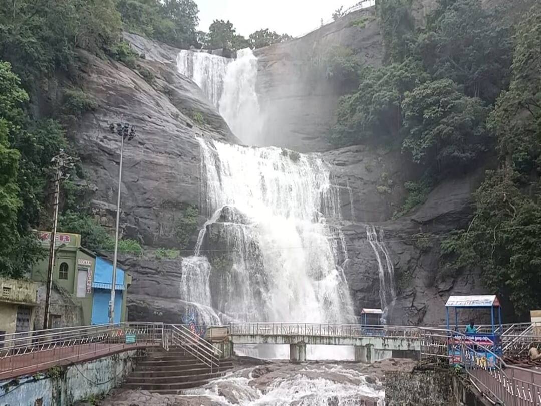 குற்றாலம் அருவியில் வெள்ளப்பெருக்கு.. சுற்றுலா பயணிகளுக்கு தடை.. ஏமாற்றத்துடன் செல்பி எடுத்து செல்லும் மக்கள்.!