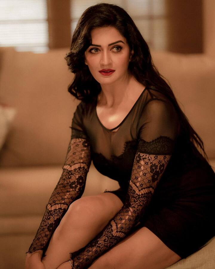 బ్లాక్ డ్రెస్ కిల్లింగ్ లుక్స్ మలయాళ బ్యూటీ పిక్స్ వైరల్