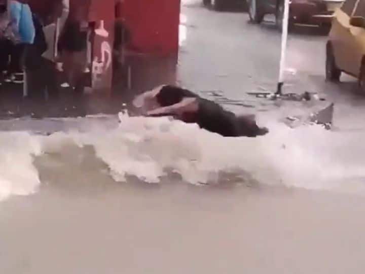 Child Started Swimming In Flood Water On Road Watch Viral Video सड़क पर तेजी से बह रहा था बाढ़ का पानी, बच्चा खतरनाक अंदाज में करने लगा स्वीमिंग, VIDEO देख खड़े हो जाएंगे रोंगटे