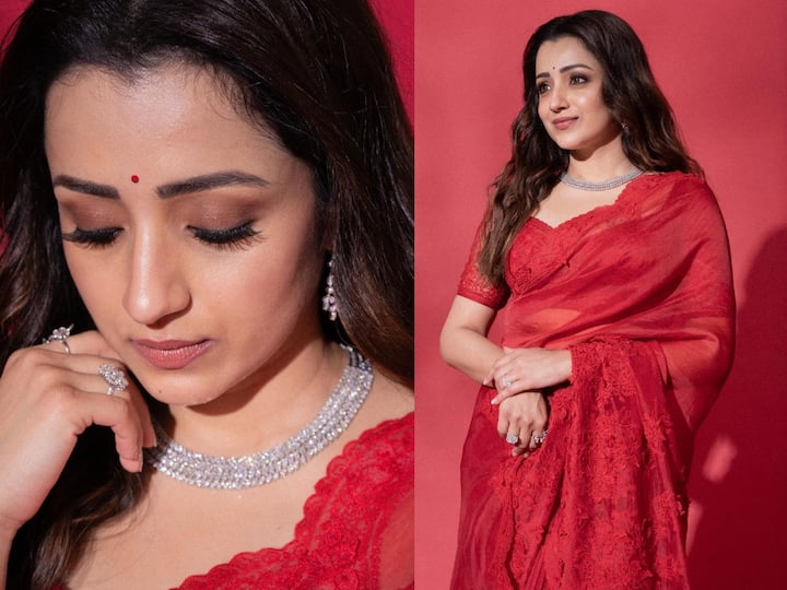 Trisha Saree Photos : லியோ படத்தின் வெற்றி விழாவிற்கு சிவப்பு நிற சேலை அணிந்து வந்த திரிஷாவின் சேரி லுக் ட்ரெண்டாகி வருகிறது.