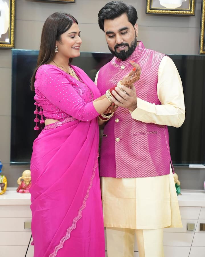 इस तस्वीर में अरमान बहुत ही प्यार से कृतिका की मेहंदी को निहारते हुए नजर आ रहे हैं. इन तस्वीरों पर तीनों के फैंस जमकर प्यार लुटा रहे हैं और कपल को करवाचौथ की बधाई भी दे रहे हैं.