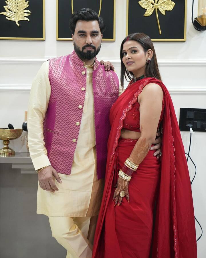 इस तस्वीर में अरमान अपनी पहली पत्नी पायल के साथ पोज देते हुए नजर आ रहे हैं. जो लाल साड़ी के साथ हाथों में मेहंदी रचाए हुए काफी ज्यादा सुंदर लग रही हैं.