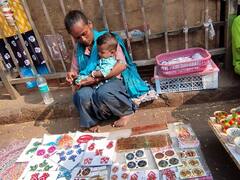 सड़क क‍िनारे द‍िवाली स्टीकर बेचने वाली काजल की दास्‍तां...ऑनलाइन महंगा खरीद करते हैं, लेकिन यहां मोल भाव