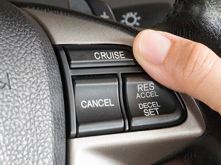Cruise control feature advantages disadvantages and how it works in cars Cruise Control: इस फीचर से लैस कारों में सफर करने पर आती है राजा महाराजाओं वाली फीलिंग, जान लीजिये ये क्या है और कैसे करता है काम?