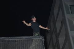 Shah Rukh Khan: উপচে পড়া ভিড়, আলোর রোশনাই! ভক্তদের মন রাখতে মধ্যরাতেই মন্নতের বারান্দায় হাজির শাহরুখ খান