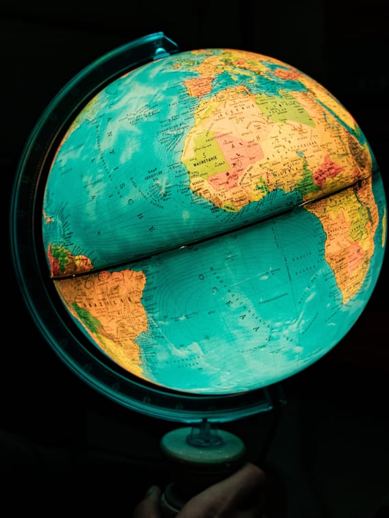 पृथ्वी कशावर टिकून आहे?