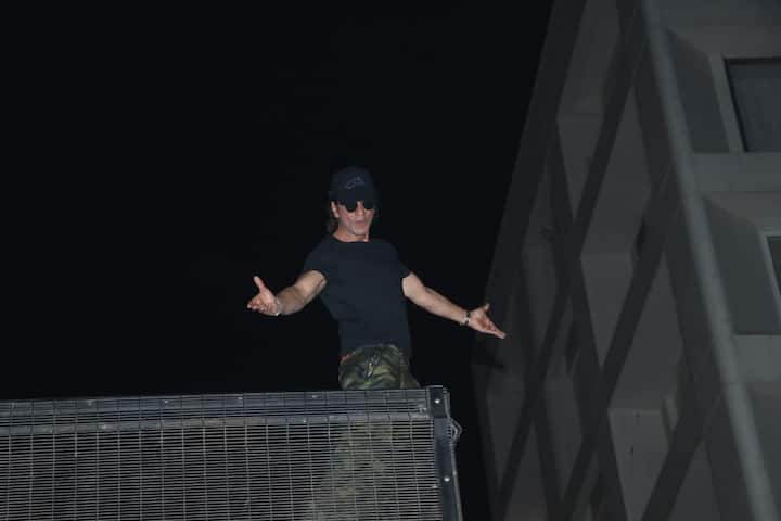 Shah Rukh did his signature pose and thanked fans for all their love.