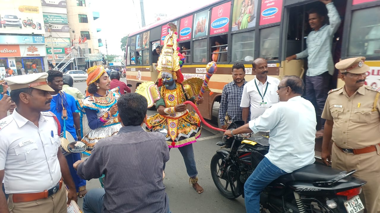 தருமபுரியில் போக்குவரத்து விதிகளை மீறியவர்களை எச்சரித்த எமதர்மன்