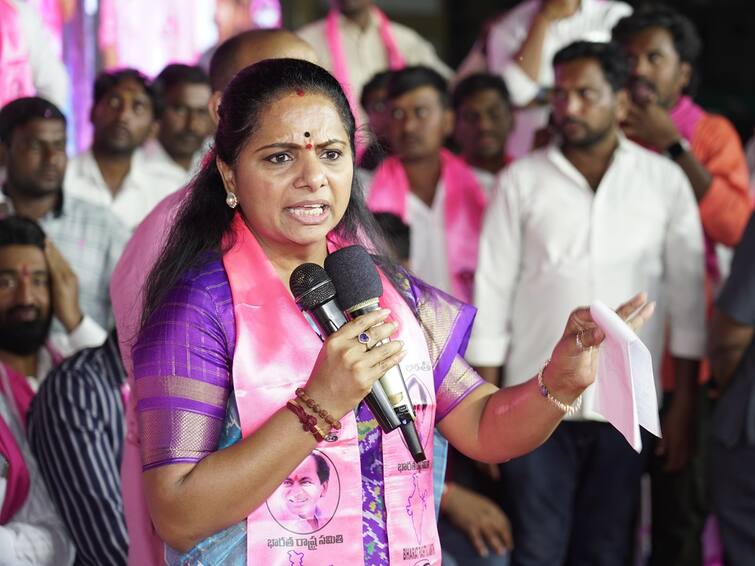 MLC Kavitha participates Yuva garjana sabha in bodhan of nizamabad district MLC Kavitha: రాజకీయంగా సీఎం కేసీఆర్‌ను కొట్టాలంటే ఇంకో కేసీఆరే పుట్టాలి - కవిత