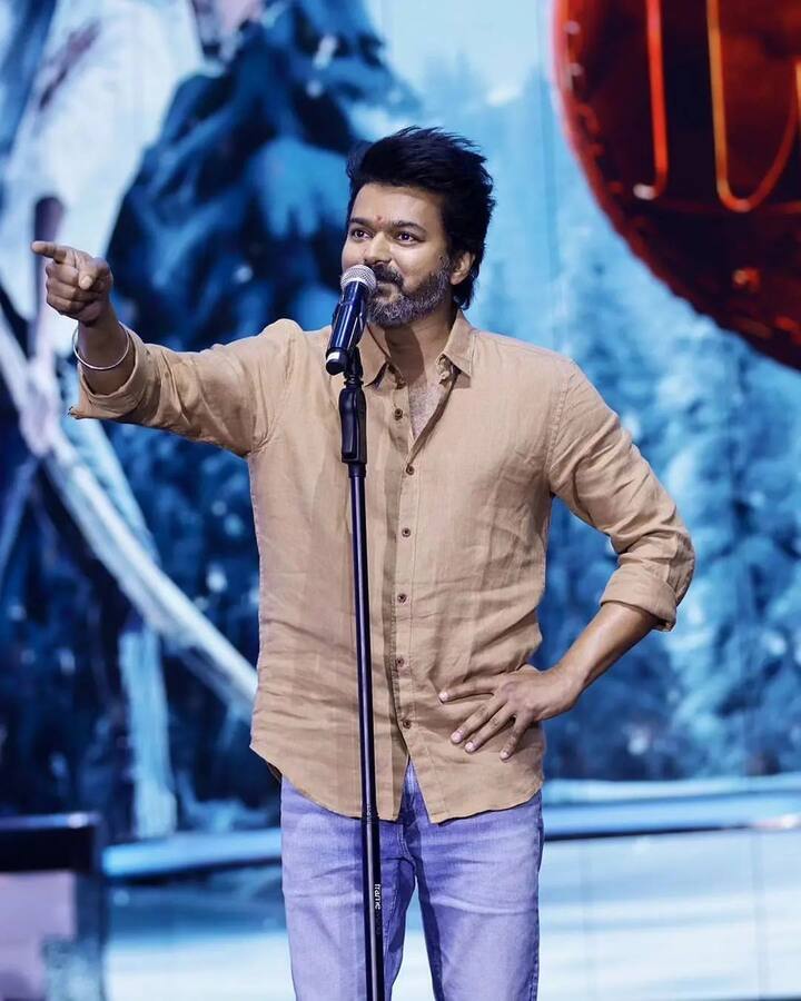 கேள்வி : கல்வி விஜய் சொன்ன பதில் : “அனைவருக்கும் சமமாக இருக்க வேண்டும்.” கேள்வி : மக்கள் விஜய் சொன்ன பதில் : “பிடிச்சா தட்டி குடுப்பாங்க. பிடிக்கலனா..” கேள்வி : 2026 விஜய் சொன்ன பதில் : “2025க்கு பின் 2026 வரும். கால் பந்து உலகக் கோப்பை நடக்கும். கப்பு முக்கியம் பிகிலு...”