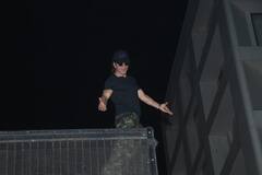 Happy Birthday Shah Rukh Khan : शाहरुख खानच्या वाढदिवसाची धुमधडाक्यात सुरुवात! मन्नतबाहेर चाहत्यांची तुफान गर्दी; पाहा फोटो