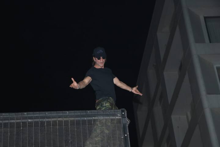 Shah Rukh Khan Birthday: બોલિવૂડના કિંગ ખાન એટલે કે શાહરૂખ ખાન આજે 58 વર્ષનો થઈ ગયો છે, આજે અભિનેતા પોતાનો જન્મદિવસ ઉજવી રહ્યો છે. બોલિવૂડના બાદશાહના દુનિયાભરમાં કરોડો ચાહકો છે જેમના માટે અભિનેતાનો જન્મદિવસ કોઈ તહેવારથી ઓછો નથી.