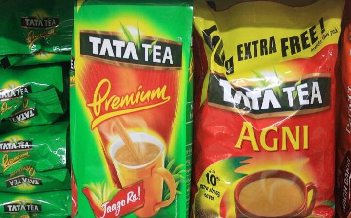 India's Top Tea Brand: ਭਾਰਤ ਦੇ ਲੋਕਾਂ ਵਿੱਚ ਚਾਹ ਦਾ ਕ੍ਰੇਜ਼ ਵੱਖਰਾ ਹੈ। ਟਾਟਾ ਚਾਹ ਤੋਂ ਲੈ ਕੇ ਵਾਘ ਬਕਰੀ ਤੱਕ, ਭਾਰਤ ਵਿੱਚ ਚਾਹ ਦੇ ਕਈ ਬ੍ਰਾਂਡ ਮਸ਼ਹੂਰ ਹਨ। ਅੱਜ ਅਸੀਂ ਤੁਹਾਨੂੰ ਭਾਰਤ ਦੇ ਸਭ ਤੋਂ ਵੱਧ ਪਸੰਦ ਕੀਤੇ ਜਾਣ ਵਾਲੇ ਚਾਹ ਬ੍ਰਾਂਡ ਬਾਰੇ ਦੱਸਾਂਗੇ। ਆਓ ਦੇਖਦੇ ਹਾਂ ਭਾਰਤ ਵਿੱਚ ਲੋਕ ਕਿਸ ਕੰਪਨੀ ਦੀ ਚਾਹ ਪੀਣਾ ਪਸੰਦ ਕਰਦੇ ਹਨ-