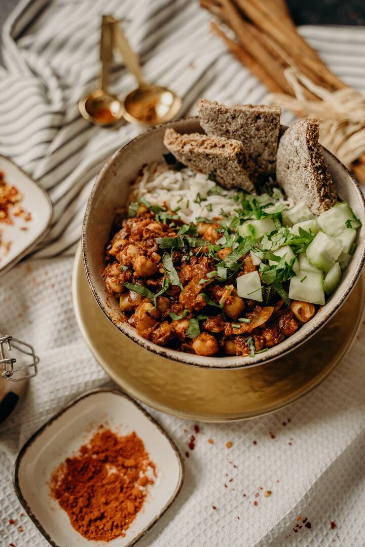 கொண்டைக்கடலை சாதம் - குக்கரில் கொண்டைக்கடலை, தக்காளி, வெங்காயம், சோறு என தாளித்து வேக வைத்து இறக்கினால் கொண்டைக்கடலை ரைஸ் தயார்.