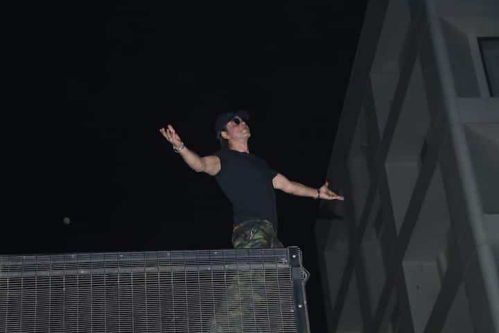 On the occasion, Shah Rukh Khan made an appearance at midnight at his residence Mannat to greet his fans.
